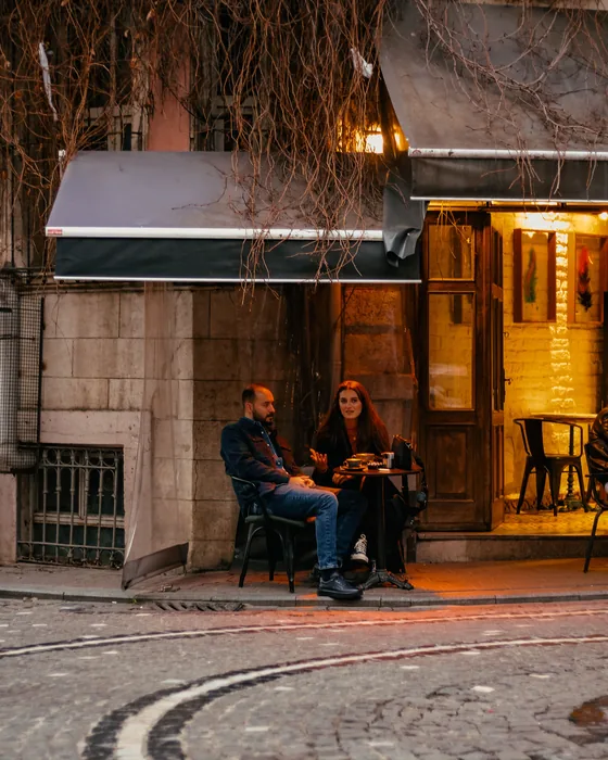 Zwei Menschen im Café im Gespräch