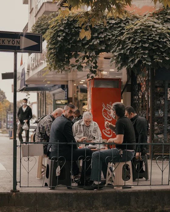 Straßencafé am Abend